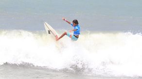 Jóvenes surfistas mostraron su talento sobre las olas.&nbsp;