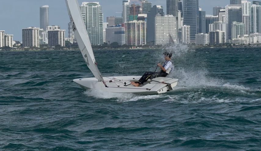 El joven velerista de la Sea Masters Academy Panamá firmó una destacada actuación al remontar hasta el séptimo lugar en un evento de talla internacional.&nbsp;