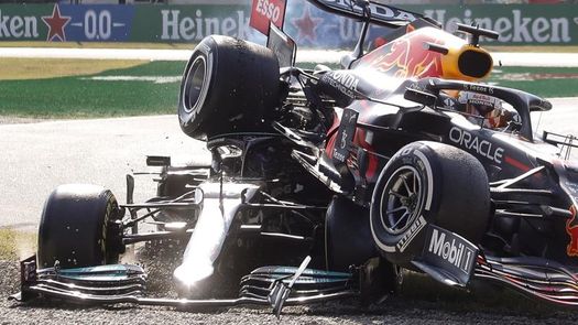 Verstappen: “Hamilton me hizo ir fuera de pista”