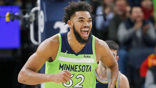 Karl-Anthony Towns, Trae Young y Stephen Curry fueron los grandes protagonistas de la noche del lunes en la NBA.