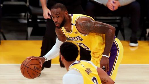 100-113: Booker fulmina a los Lakers y los Suns eliminan a los campeones