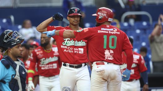 Christian Bethancourt (de frente) recibe a su compañero Iván Herrera (10) luego de que este conectó el cuadrangular que a la postre significó el triunfo para Panamá ante Curazao en el duelo por el tercer lugar de la Serie del Caribe 2024. Foto: Cortesía/CBPC