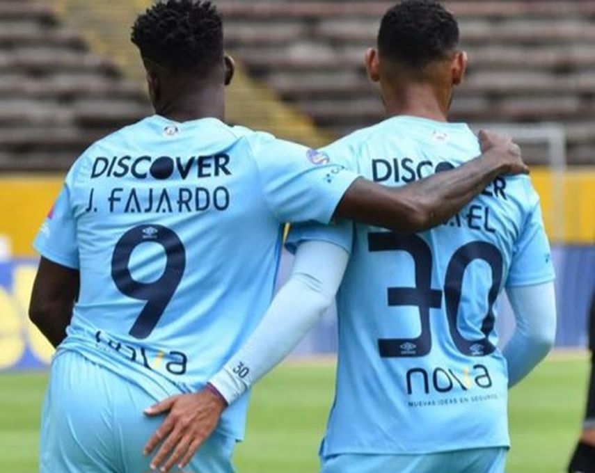 {altText(<p>Fajardo #9 y Díaz #30.&nbsp;</p>,Fajardo anotó su primer gol con la Católica en 5 minutos)}