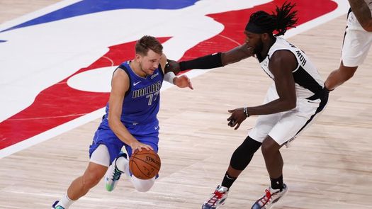 Un Luka Doncic de menos a más cae ante los renovados Phoenix Suns