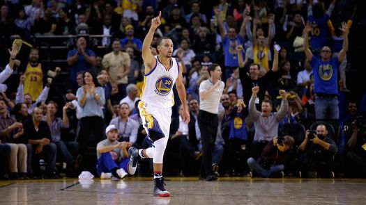 121-104. Curry amplía la racha triunfal de los Warriors, que siguen invictos