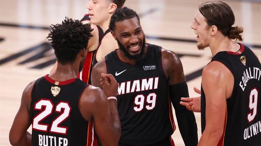 118-90. Olynyk y Adebajo imponen su inspiración encestadora y ganan los Heat