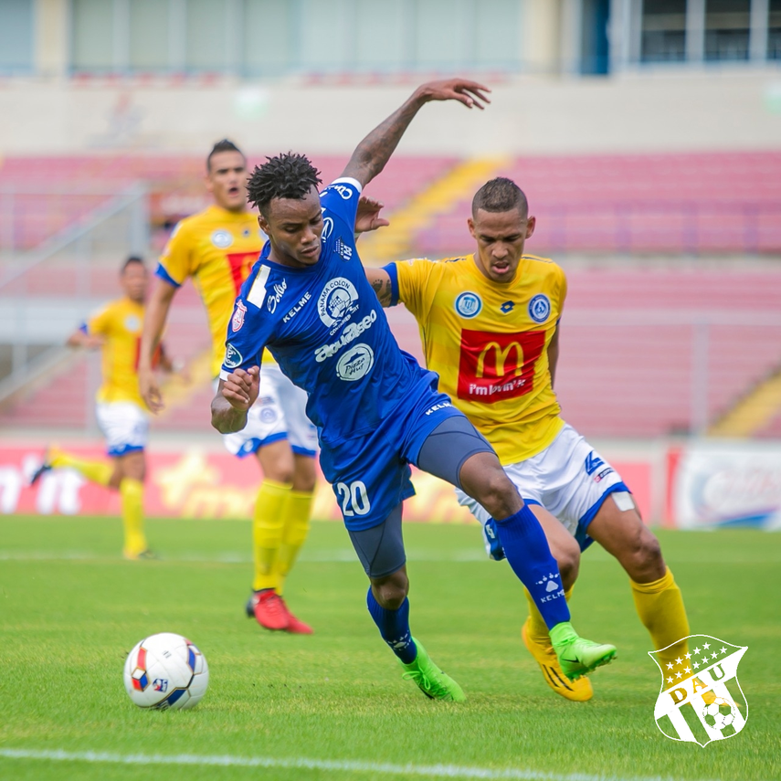 El Universitario consigue su primera victoria