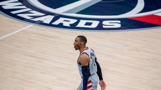 Le tiran palomitas de maíz a Westbrook y tiene que ser sujetado por seguridad