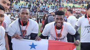 Fajardo y Ayarza celebran con la bandera de Panamá.&nbsp;
