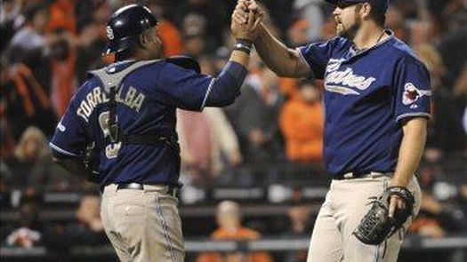 3-2. Cashner y los Padres siguen deteniendo a los Gigantes