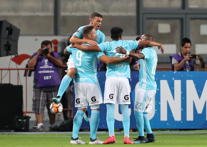 La liga peruana se reanuda tras la suspensión por desorden y con casos COVID-19
