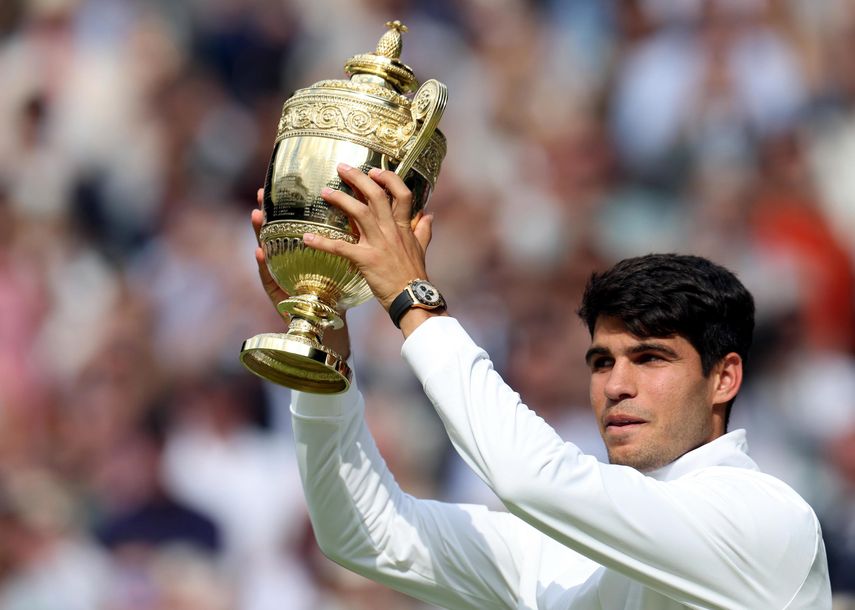 Carlos Alcaraz levantando su segundo trofeo de Wimbledon.&nbsp;