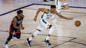 125-115. Giannis se exhibe con 43 puntos y los Bucks ya tienen marca ganadora