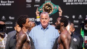 Errol Spence Jr. (izquierda) y Terrence Crawford (derecha) posan frente a frente tras cumplir la tarde&nbsp; del viernes con el pesaje oficial de su pelea la cual tendrá lugar este sábado 29 de julio en el T-Mobile Arena de Las Vegas. Foto: Cortesía/@premierboxing