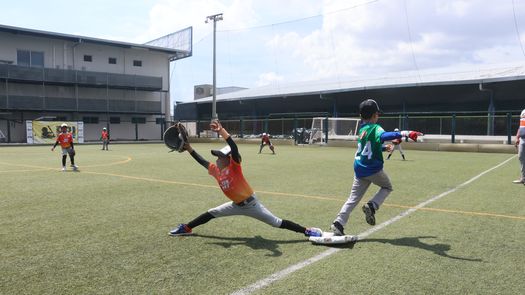 Peloterito de Mini League estirándose al máximo para lograr el out en la jugada.&nbsp;