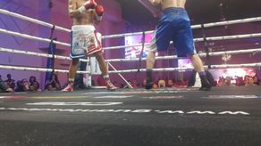 Los púgiles William Chatel Vargas (izquierda) y Deiner Polo (derecha) le regalaron al público 8 asaltos de intenso combate. Foto: Cortesía/Aurelio Ortiz