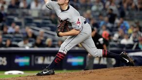 1-3. Bauer lanza sólido en el triunfo de los Indios