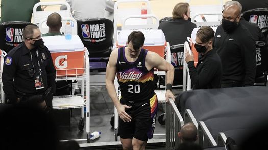 Dario Saric se lesiona la rodilla y deja tocada la rotación de los Suns