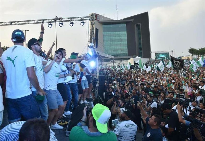 Los hinchas del Santos rinden honor al equipo por el título del Clausura