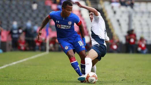 El Cruz Azul golea 3-0 al Puebla con goles de sus refuerzos