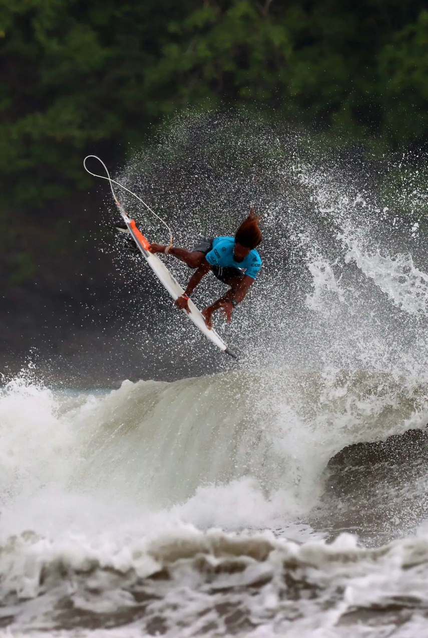 Jean Carlos Oli González se llevó la medalla de plata para Panamá en shortboard masculino. Foto: Panamerican Surf