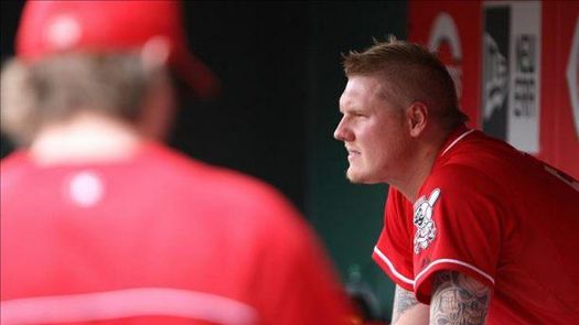 4-1. Latos regresa de lista de lesionados y vence a los Rockies