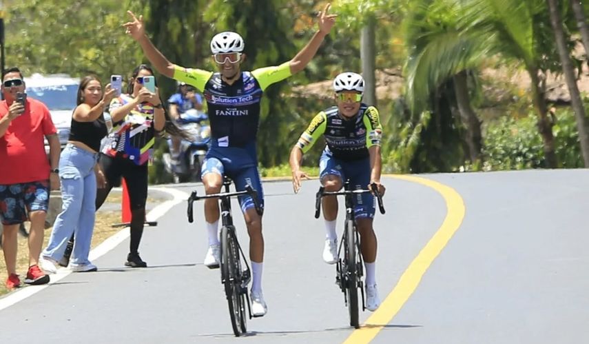 El santeño Roberto González levanta los brazos en señal de triunfo en el Campeonato Nacional de Ruta 2025. Lo escolta su compañero de equipo en Italia