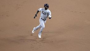 El cubano Randy Arozarena recibe el premio Babe Ruth de la postemporada