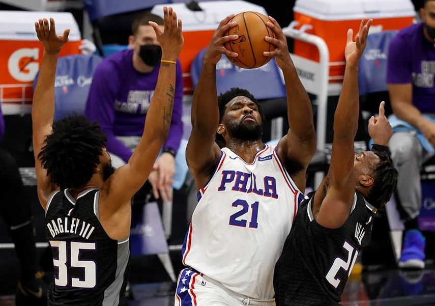 Embiid presenta hematoma en la rodilla y será evaluado en dos semanas