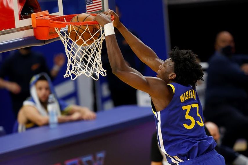 El novato Wiseman, de Warriors, sufre lesión menisco y es duda el resto de la liga