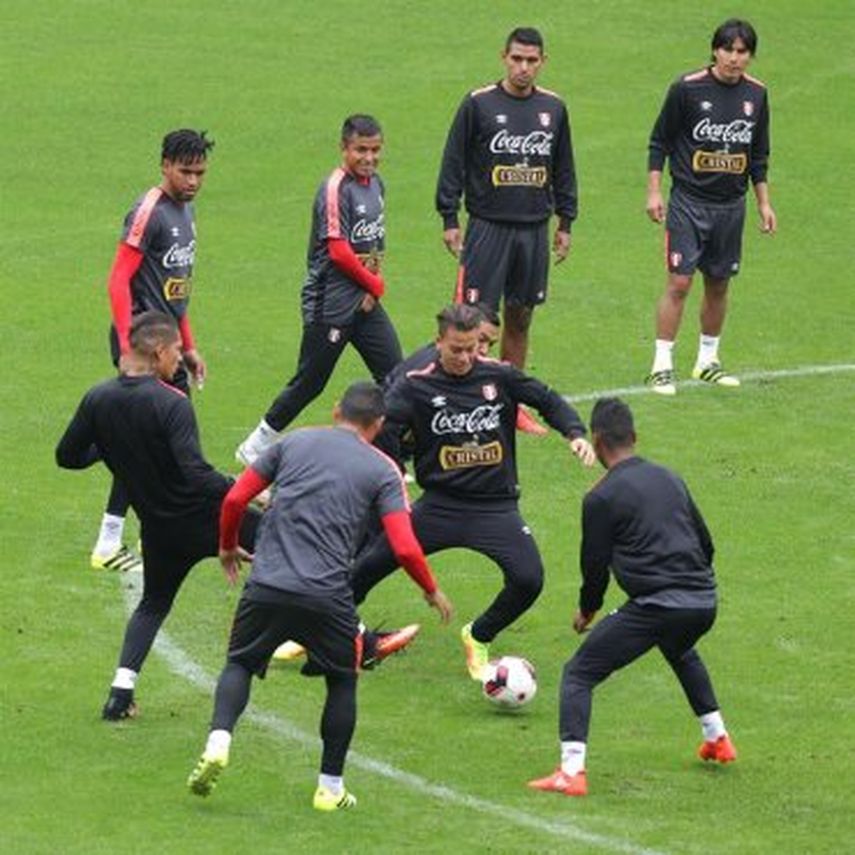 Perú, con 13 futbolistas, comienza a preparar los choques con Argentina y Chile