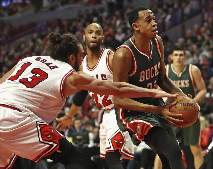 88-94. Carter-Williams y Middleton mantienen a los Bucks con vida
