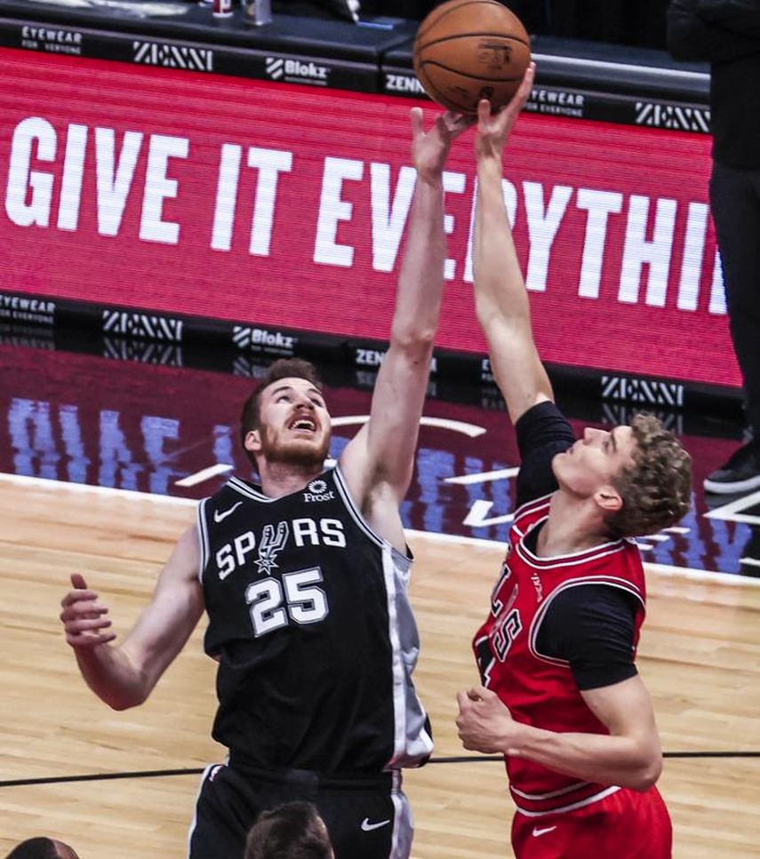 120-104. Poeltl y los Spurs detienen la mala racha y recuperan el liderato de división