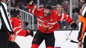 Connor McDavid celebrando el gol de oro en el partido de campeonato del 4 Nations Face-Off 2025 de la NHL.&nbsp;