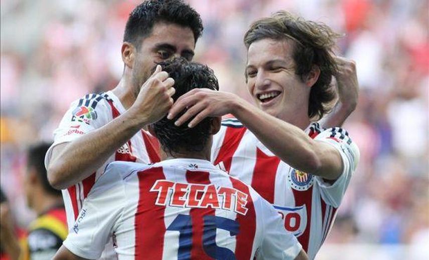 Las Chivas golean a los Leones y quedan a un punto de la zona de liguilla