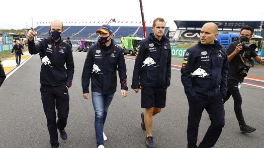 Verstappen prepara un ataque a Hamilton ante el ejército naranja