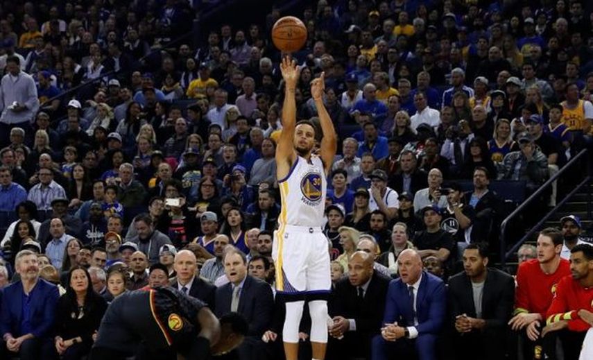 Warriors amplían marca de liga y Raptors mantienen la racha ganadora