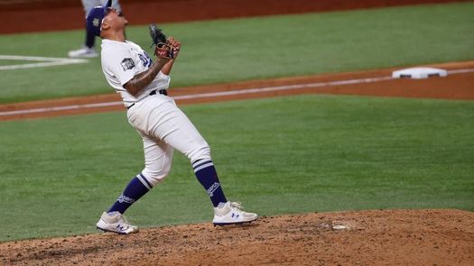 5-2. El abridor mexicano Julio Urías lanza sólido y supera a los Padres