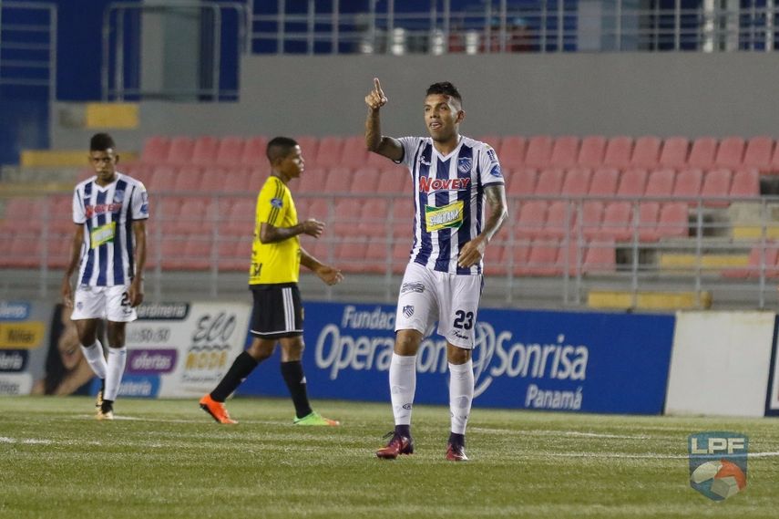 El Vergüense sorprende al CAI y sueña con semifinales