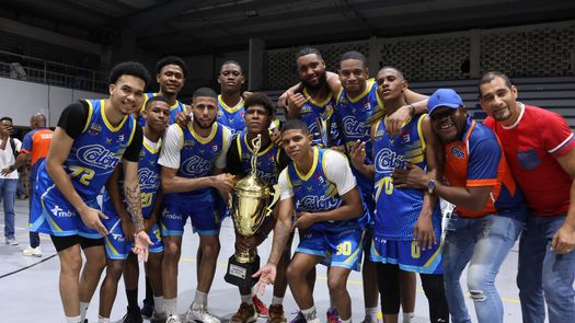 El equipo colonense sosteniendo el trofeo tras vencer 77 a 65 a Panamá Este en el juego de campeonato. 