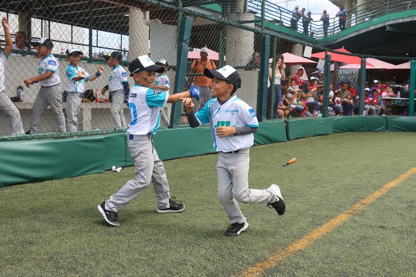 Dos jugadores del equipo de Los Algarrobos de Chiriquí pasándola bien durante el partido.&nbsp;