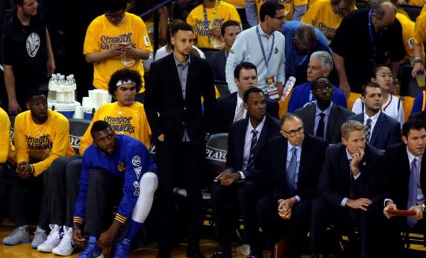 Curry sigue con dolores en tobillo derecho, pero Warriors dan parte de calma