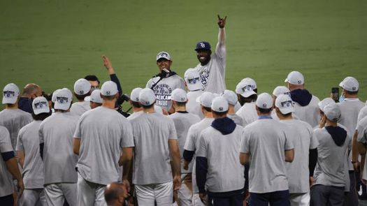 Los Rays van a la Serie Mundial; los Dodgers empatan la serie a los Bravos