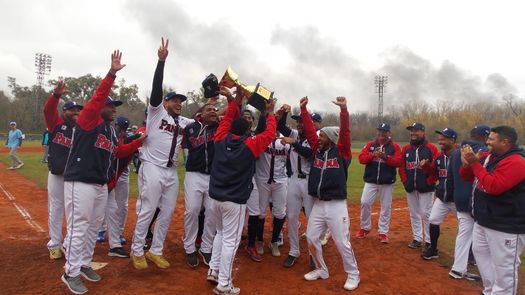 Los jugadores del equipo de Béisbol de Panamá celebran con el trofeo logrado en el Clasificatorio rumbo a los Juegos Panamericanos de Santiago 2023. Foto: Cortesía/@beisbolamericas