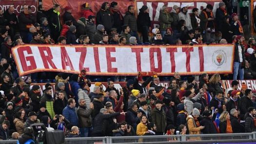El Roma homenajea a Totti, con Butragueño, Raúl y Roberto Carlos presentes