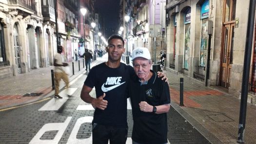 El púgil panameño Ricardo Científico Núñez y su entrenador Gustavo Cervantes aprovecharon para conocer un poco de las calles de Bilbao tras un entrenamiento. Foto: Cortesía/Team Científico&nbsp;