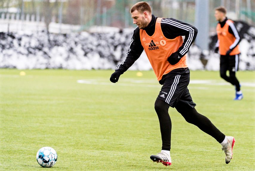 Bendtner revela que las fiestas con mujeres eran una tradición en la selección danesa