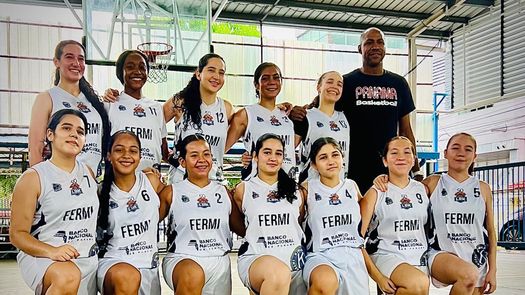 Equipo de la categoría Sub-16 femenina del Instituto Italiano Enrico Fermi.