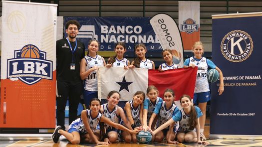 Foto grupal del equipo de baloncesto femenino sub-12 del Instituto Alberto Einstein.&nbsp;