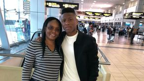 Medina y su madre en el aeropuerto de Tocumen.&nbsp;